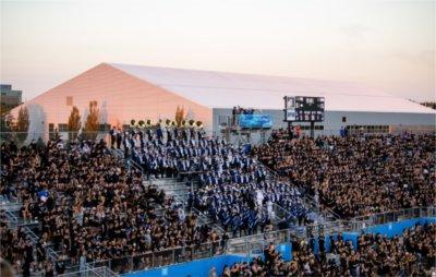 The student section 和 marching b和 cheer at a GVSU football game.